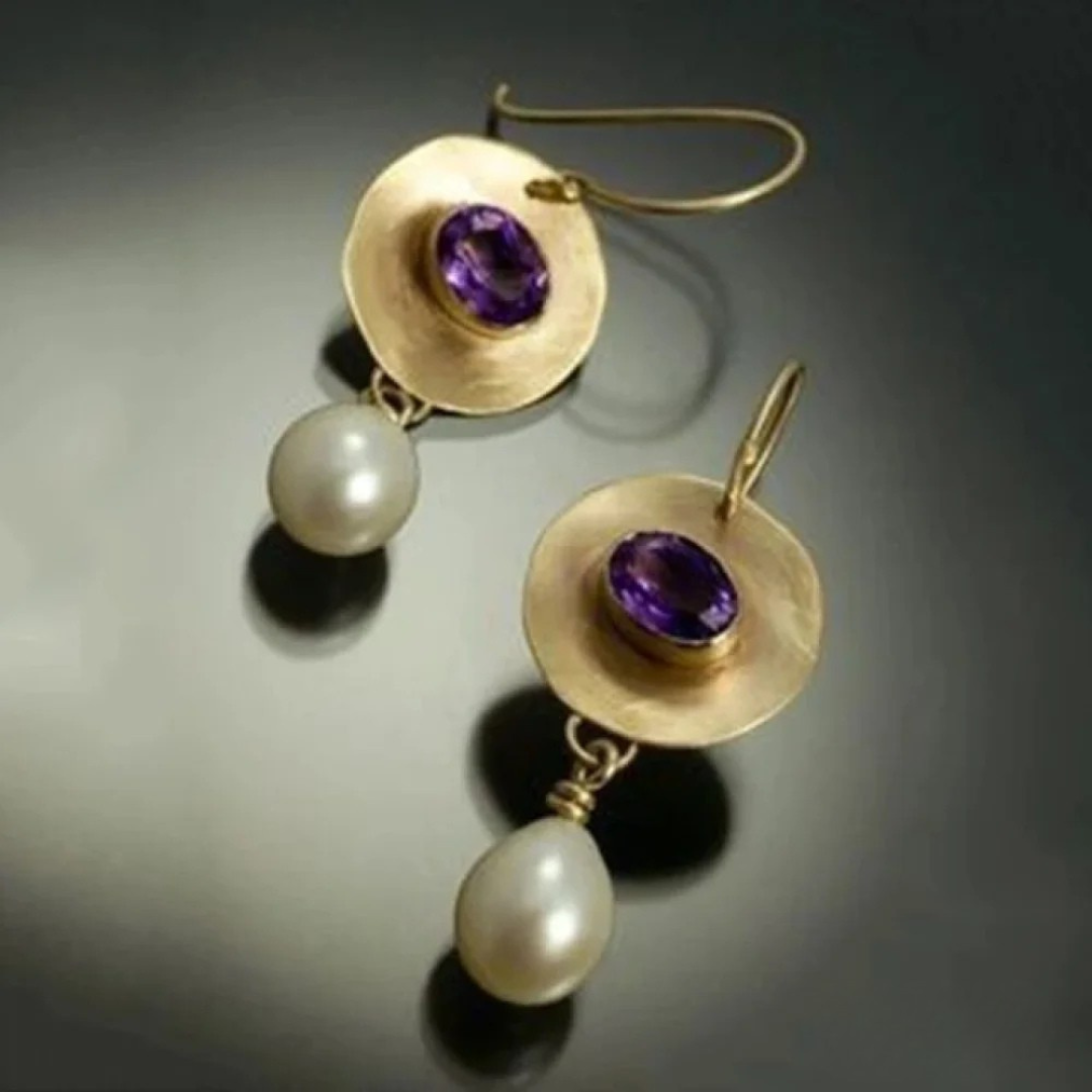 Gouden oorbellen met paarse zirconia en parel