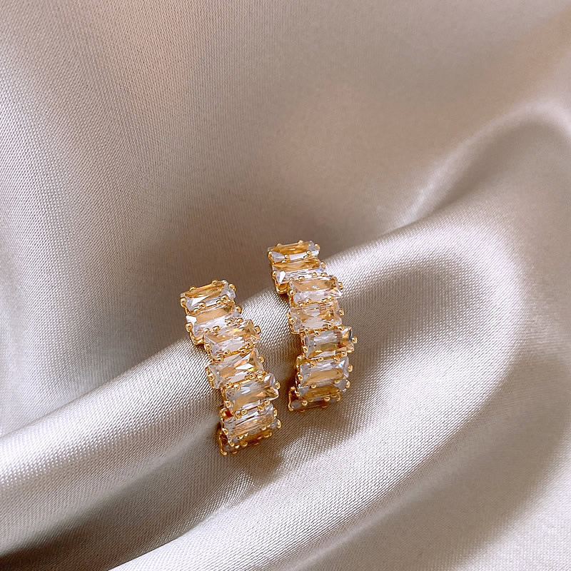 Elegante gouden oorbellen met sprankelende zirkonia