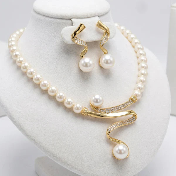 Set van een ketting en oorbellen met natuurlijke parels