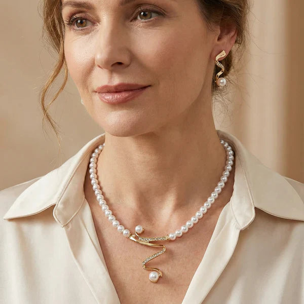 Set van een ketting en oorbellen met natuurlijke parels