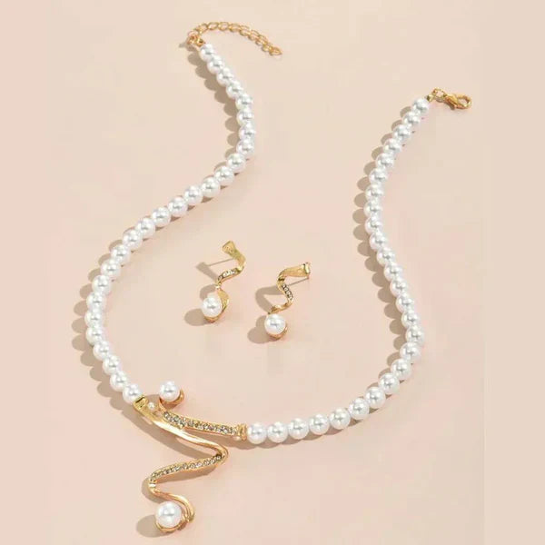 Set van een ketting en oorbellen met natuurlijke parels