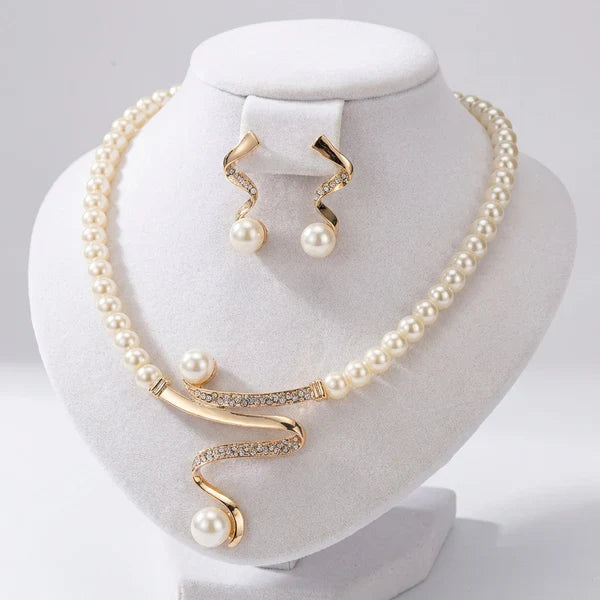 Set van een collier en oorbellen met natuurlijke parels