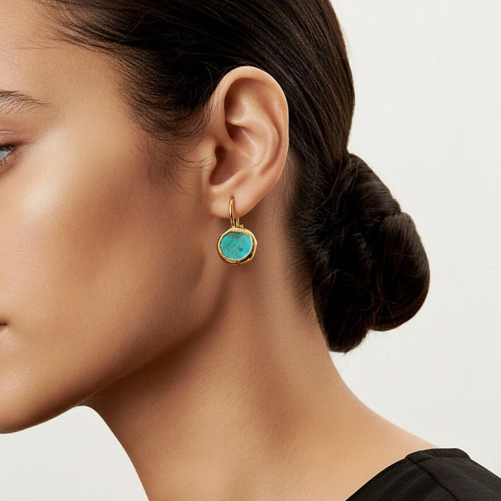 Gouden oorbellen met turquoise steen