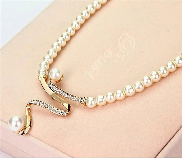 Set van een collier en oorbellen met natuurlijke parels
