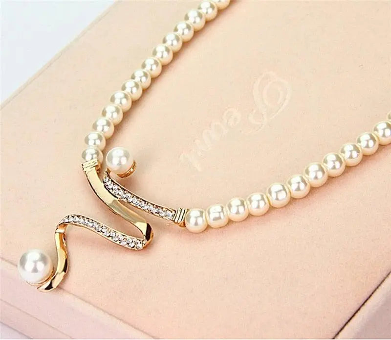 Set van een ketting en oorbellen met natuurlijke parels