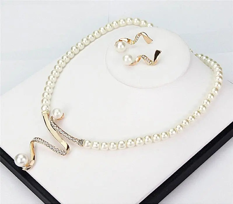 Ensemble van een ketting en oorbellen met natuurlijke parels