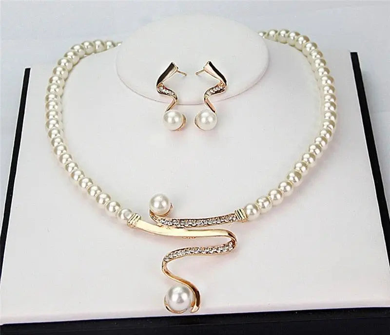 Ensemble van een ketting en oorbellen met natuurlijke parels