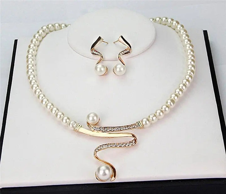 Ensemble van een ketting en oorbellen met natuurlijke parels
