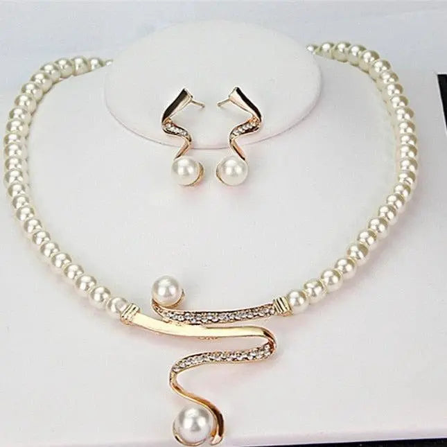 Ensemble van een ketting en oorbellen met natuurlijke parels