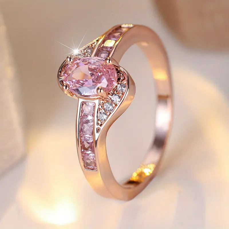 Gouden ring met roze kristal