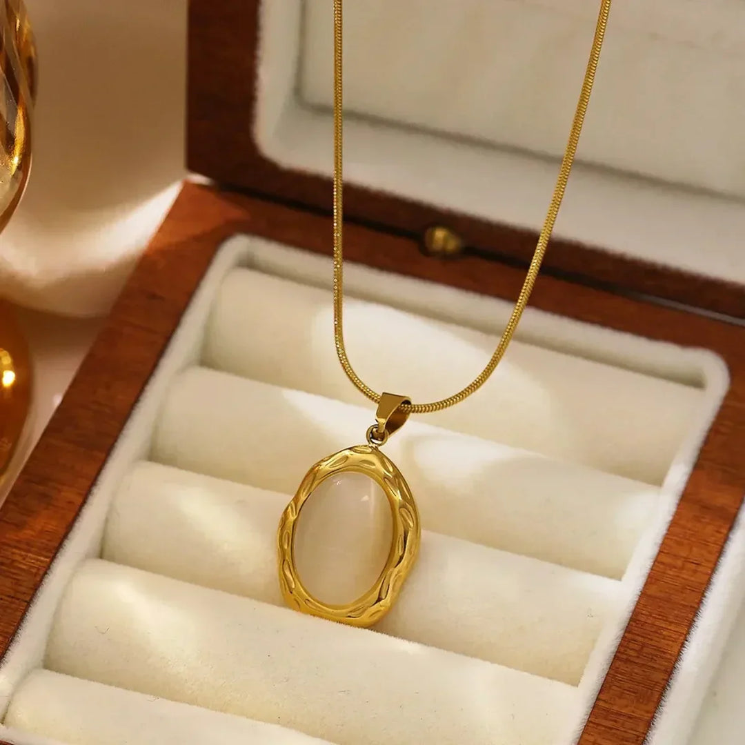 Gouden Verguld Collier met Ovale Kattenoog Opale