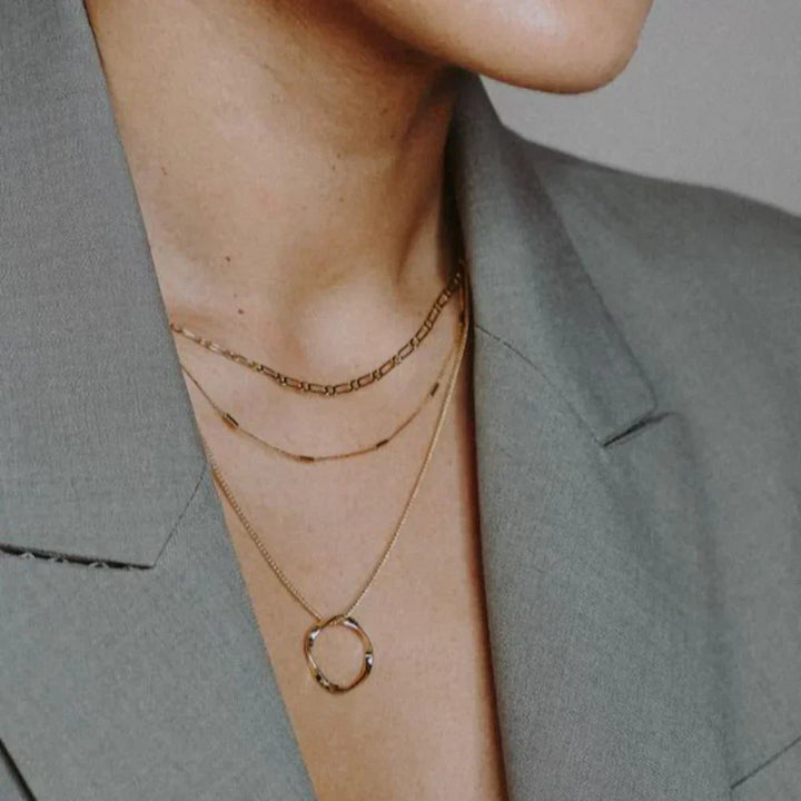 Open Hoepelcollier met Drie Rijen in Goud