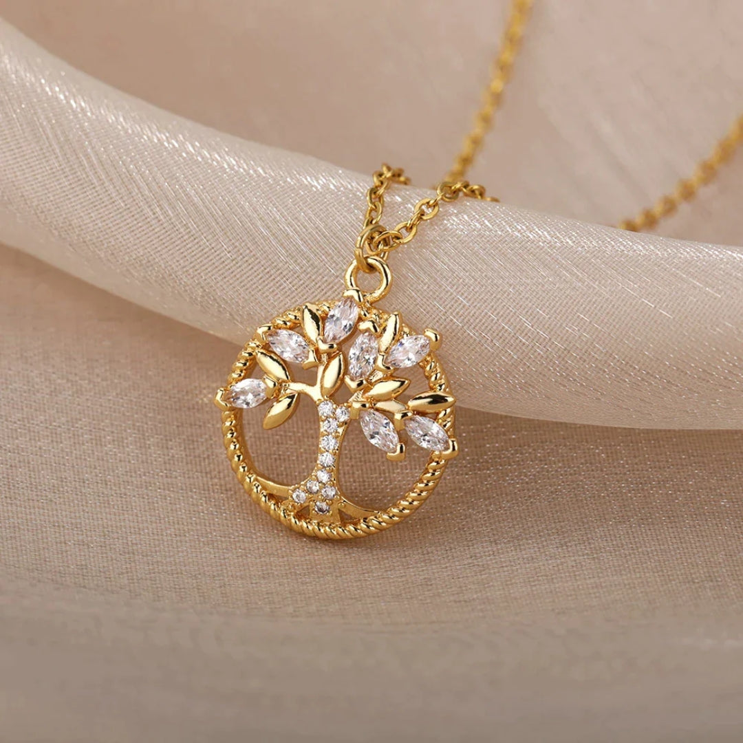 Collier met een levensboom hanger in goud met kristallen