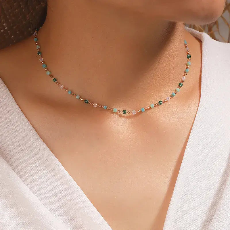 Verguld Collier met Multikleurige Kiezelsteentjes