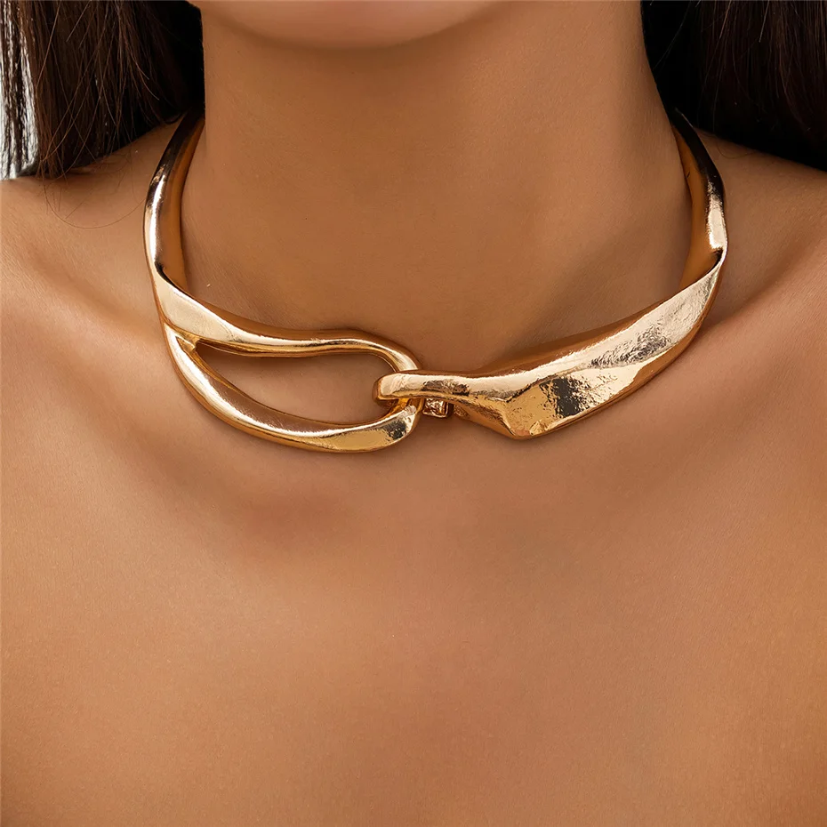 Gouden collier met gedurfde textuur