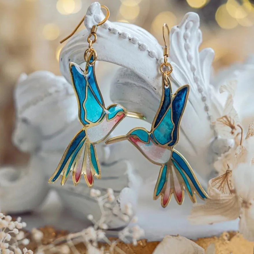 Hangende Oorbellen met Kolibrie in Goud en Blauwe Emaille