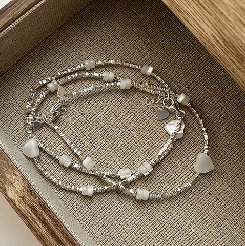 Collectie van klassieke vintage armbanden met kralen
